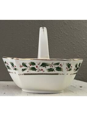 Royal Limited HOLLY HOLIDAY Candy Nut Dish Handle Basket Christmas 6"X5"X2.5"